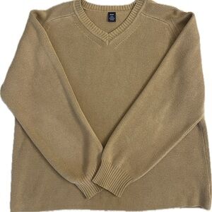 Men’s Vintage Gap neck sweater.